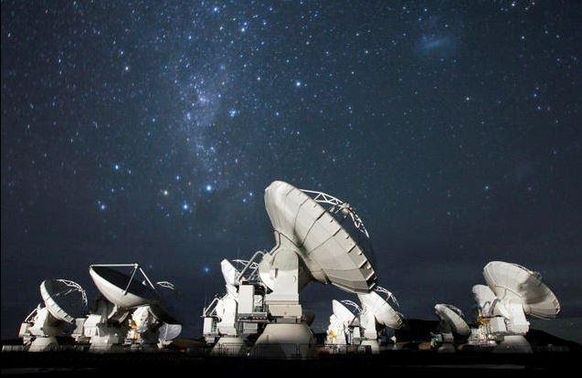 남아메리카 칠레에 있는 전파 망원경. 접시 안테나가 1개가 아니라 여러 개를 연결하는 ‘초장기선 전파 간섭계’로 블랙홀을 관측한다. /EHT