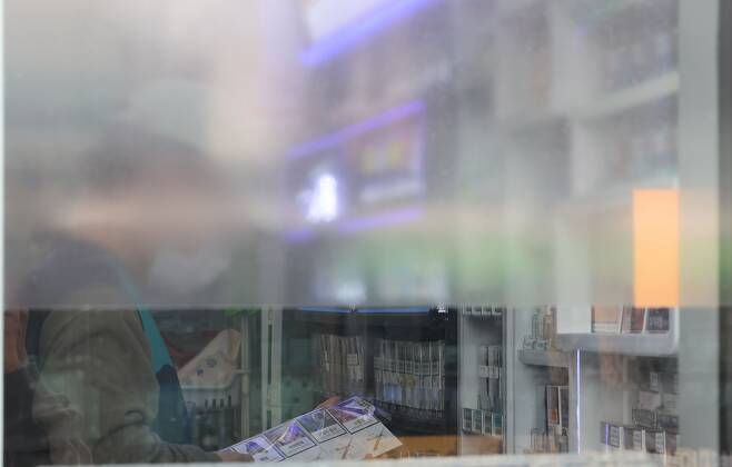 5일 오전 서울의 한 편의점에 편의점 내부의 담배 광고가 외부로 보이지 않도록 부착한 시트지. /연합뉴스