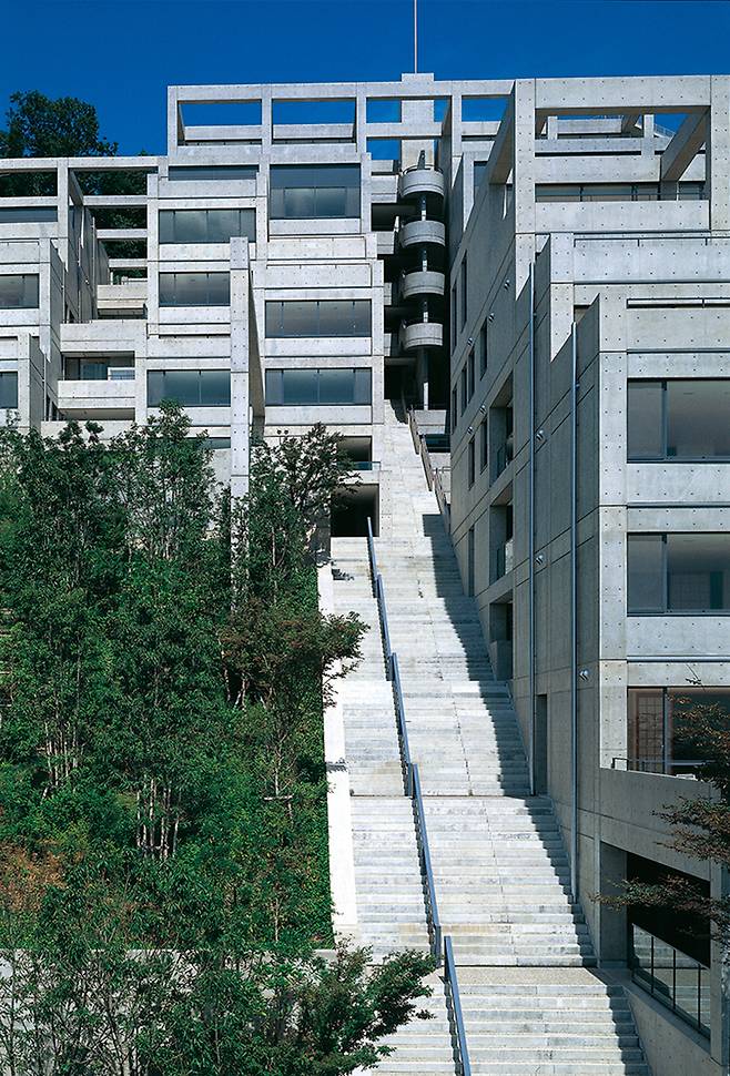 일본 고베의 롯코산맥 언덕에 달라붙은 독특한 외관의 아파트 복합체 롯코 하우징 Ⅱ. 20채의 아파트는 낮은 층의 지붕을 테라스로 사용하며, 녹지가 건물 내부를 관통해 자연과 함께 생활할 수 있다.