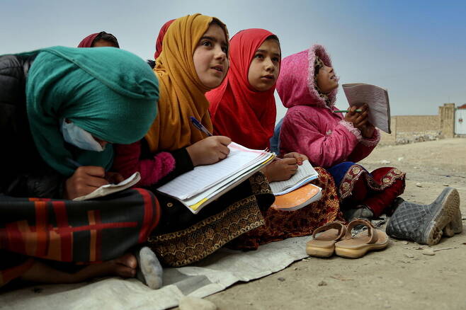 아프가니스탄 어린이들이 야외 교실에서 수업을 받고 있다. 카불/EPA 연합뉴스