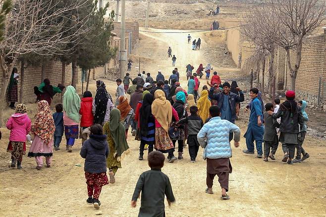 수업을 마친 아프가니스탄 어린이들이 집으로 향하고 있다. 카불/EPA 연합뉴스