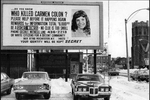 1970년대 미국을 떠들썩하게 만든 '로체스터 알파벳 살인 사건'의 첫 번째 희생자인 카르멘 콜론(Carmen Colon)의 피살과 관련해 시민 제보를 요청하고 있는 경찰의 옥외 간판. 위키피디아 캡처