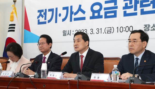 박대출(오른쪽 두 번째) 국민의힘 정책위의장이 31일 국회에서 열린 전기·가스요금 관련 당정협의회에서 발언하고 있다. 고영권 기자