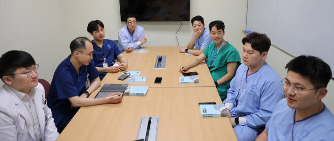 서울 신촌 세브란스 병원의 남자 간호사들이 인터뷰를 하고 있다. 한수빈 기자