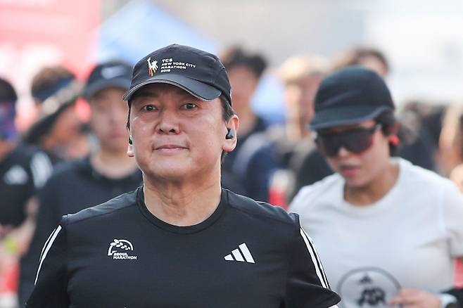 안철수 국민의힘 안철수 의원이 2023 서울 마라톤에 참가해 달리고 있다. 안 의원은 31일 국회의원 재산 공개 결과 가장 재산이 많은 의원에 올랐다. [연합]