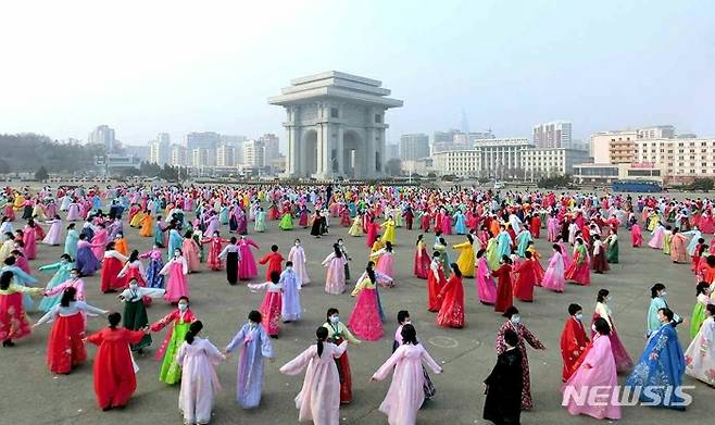 [서울=뉴시스] 3월 8일 북한에서 '국제부녀절'을 기념하는 공연이 열리고 있다. (사진=노동신문 캡처) 2023.03.31