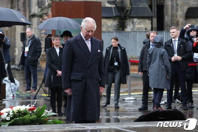 찰스 3세 영국 국왕이 31일(현지시간) 독일 함부르크 성 니콜라이 기념 교회를 찾아 헌화한 뒤 2차 세계대전 당시 연합군 공습에 희생된 이들을 위해 묵념하고 있다. 2023.03.31. ⓒ AFP=뉴스1 ⓒ News1 김성식 기자