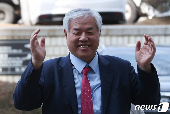 코로나19가 확산중이던 2020년 대규모 광복절 집회를 주도한 혐의로 재판에 넘겨진 전광훈 사랑제일교회 목사가 15일 오후 서울 서초구 서울중앙지방법원에서 열린 선고공판에 출석하고 있다. (공동취재)2023.2.15/뉴스1 ⓒ News1 박세연 기자