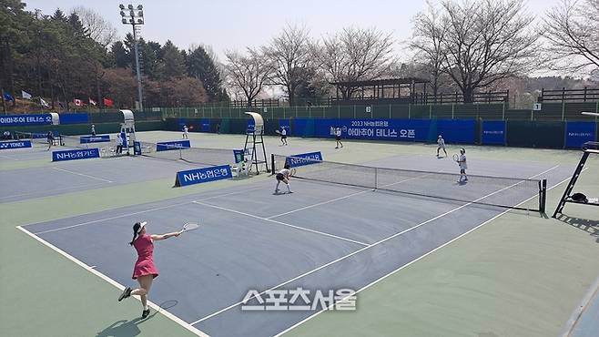 1일 경기도 고양시 서삼릉길 농협대 코트에서 열린 2023 NH농협은행 올원 아마추어 테니스오픈 첫날, 20~30 여성 루키부 경기가 열리고 있다. 김경무전문기자