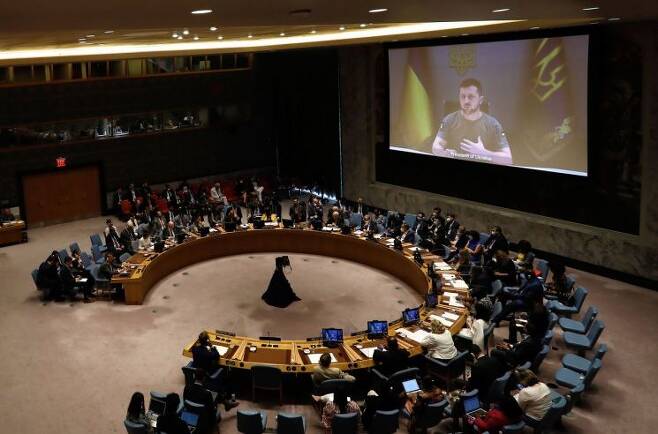 볼로디미르 젤렌스키 우크라이나 대통령이 지난해 8월 미국 뉴욕 유엔본부에서 열린 우크라이나 전쟁에 관한 유엔 안전보장이사회(안보리) 회의에서 화상으로 연설하고 있다.[사진=연합뉴스]