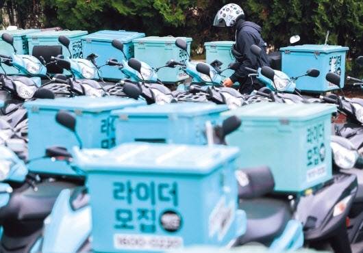 배달 오토바이가 서울 시내에 주차돼있다. 배달료 인상을 요구하는 배달 기사들의 시위가 최근 벌어지기도 했다. /우아한형제들