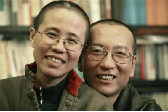 2008년 체포되기 전 류샤오보(劉曉波)와 그의 부인인 시인 류샤(劉霞, 1961- )의 모습. 류샤오보는 “08 헌장”을 제정해서 발표하기 이틀 전인 2008년 12월 8일 구속되었다. 사진/Reuters 2009