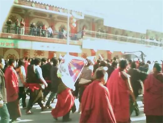 2008년 3월 14일 중국 간쑤성 티베트 자치주에서 누군가 핸드폰으로 찍은 사진. 티베트족은 이 지역을 라브랑(Labrang)이라 부른다. 사진/ Indian Branch of Students for a Free Tibet/AP