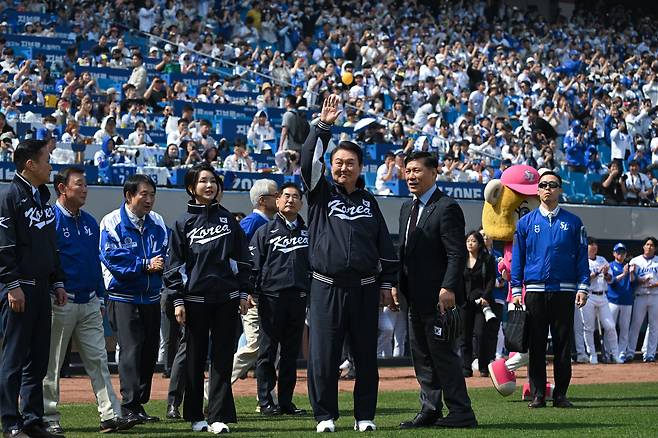 윤석열 대통령과 김건희 여사가 1일 오후 대구 삼성라이온즈파크에서 열린 프로야구 '신한은행 SOL 2023 KBO리그' NC 다이노스와 삼성 라이온즈의 시즌 개막전에서 시구를 마친 후 관중들에게 인사하고 있다. 2023.4.1/뉴스1