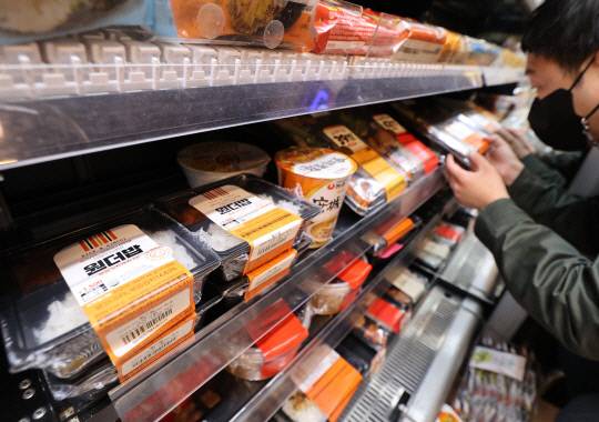 지난달 30일 서울 성수동의 한 이마트24에 '원더밥'이 진열돼 있다. 사진=연합뉴스