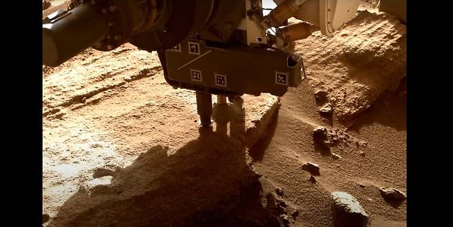 로봇탐사차 퍼시비런스가 드릴로 베레아 암석에 구멍을 뚫고 있다. 나사 제공