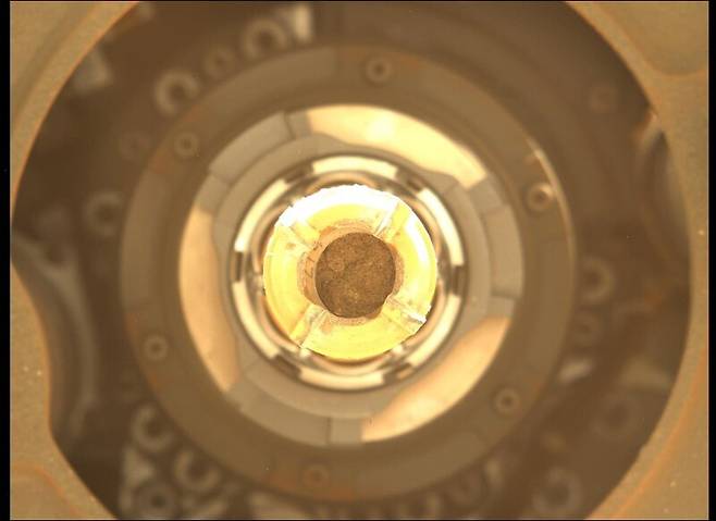 로봇탐사차 퍼시비런스의 드릴 내부에서 본 베레아 암석. 드릴 구멍의 지름은 0.5인치(13mm), 길이는 2.4인치(6cm)다. 나사 제공