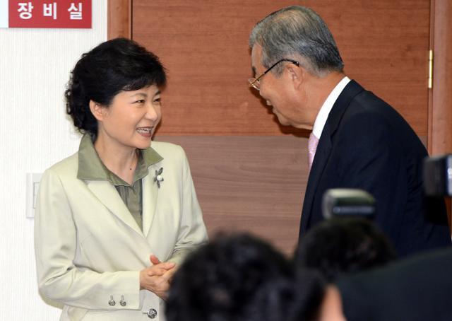 2012년 9월 대선 당시 박근혜 새누리당 대선 후보와 김종인 국민행복추진위원장이 새누리당사에서 이야기를 나누고 있다. 한국일보 자료사진