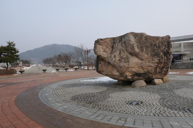 고창 고인돌박물관 입구에 서 있는 남방식 고인돌. 무게가 60톤에 이른다.