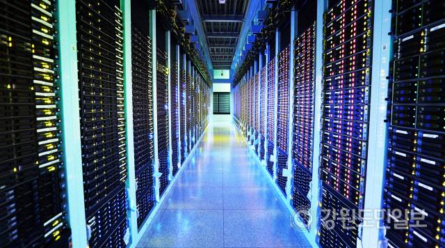 ▲ 춘천 데이터센터 내부 서버실과 메인조감. 사진제공=네이버클라우드