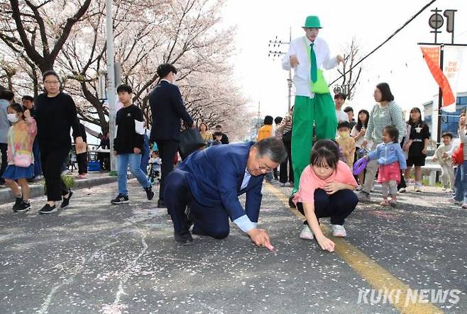 박일호 밀양시장이 1일 '밀양강 문화예술의 거리전'에서 어린이와 즐거운 시간을 보내고 있다.