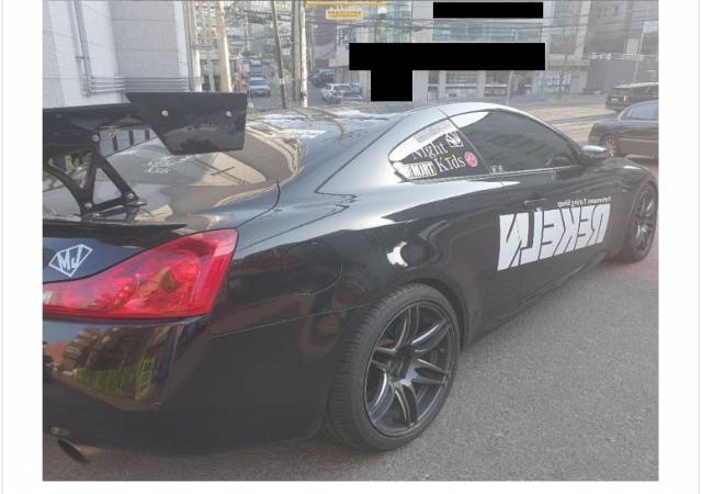 어린아이가 사이드미러를 치고 갔다며 보상금 408만원을 요구한 인피니티 차주의 차량. 온라인 커뮤니티 캡처