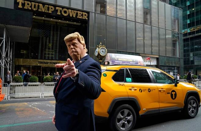 ‘트럼프 체포설’ 속  미국 뉴욕시 트럼프 타워 앞에서 도널드 트럼프 전 대통령을 흉내내는 분장자가 포즈를 취하고 있다.  [사진 = AFP 연합뉴스]