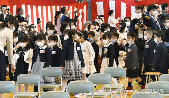 [삿포로=AP/뉴시스]2020년 4월 일본 삿포로의 한 초등학교 입학식 모습. 2023.03.31.