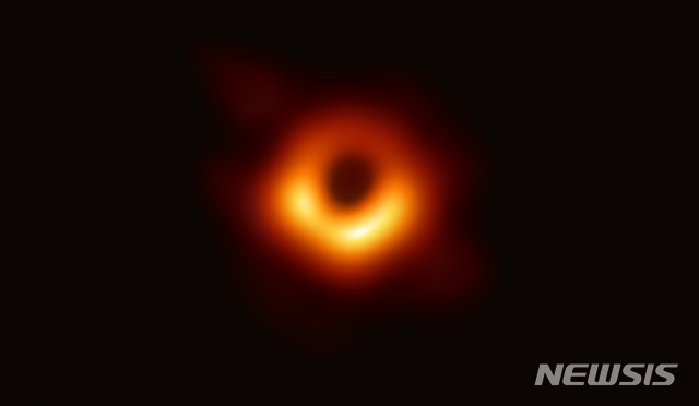 [서울=뉴시스]이영환 기자 = 이벤트 호라이즌 망원경 프로젝트는 10일 공식 홈페이지를 통해 이번에 관측한 은하 M87의 중심에 대한 블랙홀의 첫 이미지를 획득했다고 밝혔다 2019.04.10. (사진=이벤트호라이즌 홈페이지 캡쳐)  photo@newsis.com