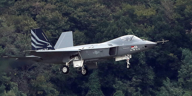 국산 초음속 전투기 KF-21이 비행을 마치고 착륙하기 위해 지상에 접근하고 있다. 세계일보 자료사진