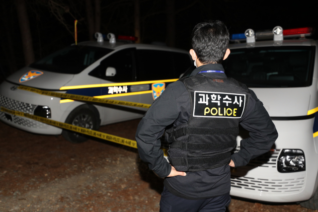 31일 오후 유기한 시신이 발견된 대전 대덕구 대청호 인근에서 경찰 수사관들이 짐을 싣고 있다. 연합뉴스
