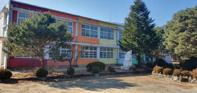 지방 인구의 감소로 학생들이 없어 폐교된 경북 봉화군 소천면의 한 초등학교 전경 ⓒ봉화군청 홈페이지