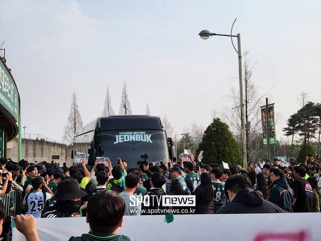 ▲ 전북 현대 팬들은 구단 선수단 버스를 가로 막았다. 김상식 감독과 허병길 대표이사의 사퇴를 요구했다.