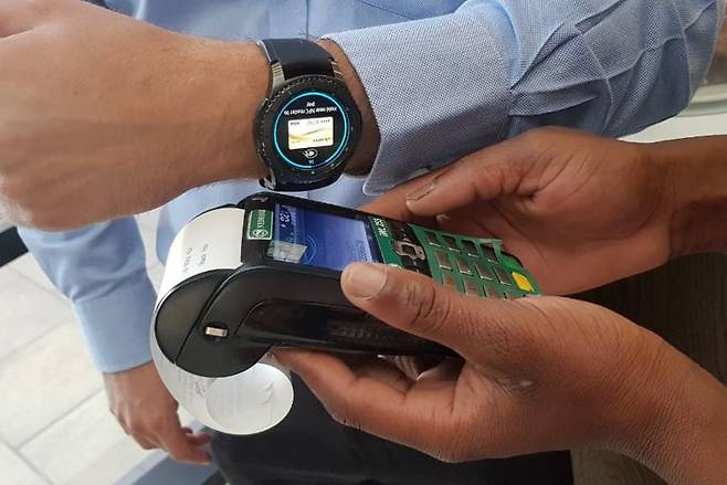 해외에서 갤럭시워치에 설치된 삼성페이를 실행해 등록된 카드로 결제하는 모습. 삼성전자 제공
