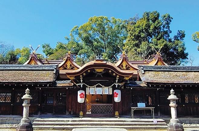 히라노신사 본전. 히라노신사는 궁 밖의 궁중신사이기 때문에 방향이 동쪽을 향하고 있다. 4개의 신전이 2개씩 붙은 형태로 세워져 있다. 일본 중요문화재.