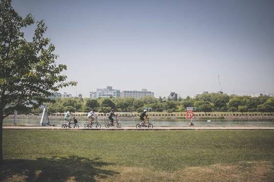 공원에서 브롬톤을 타는 시민들. 산바다스포츠.