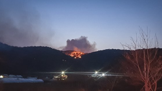 2일 오전 11시 충남 홍성군 서부면 중리의 야산에서 발생한 산불이 강한 바람을 타고 인근 마을로 확산하고 있다. 신진호 기자