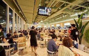 먼슬리키친의 공유주방형 푸드코트 분당휴맥스점 전경. 국내 사업장에선 지난 2021년부터 자체 주문·결제 앱과 비치된 디스플레이를 통한 자동 정산 모델을 실험해 왔다. 먼슬리키친 제공.