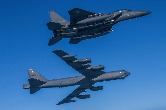 한미 공군이 지난 3월 6일 한반도 서해 상공에서 우리측 F-15K 전투기와 미측 B-52H 전략폭격기가 참여한 가운데 연합공중훈련을 실시하고 있다. 국방부 제공