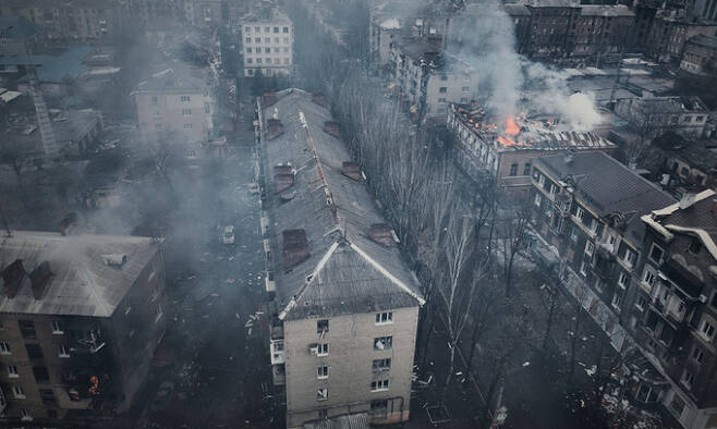 지난 26일(현지시간) 러시아군과의 최대 격전지인 우크라이나 도네츠크주 바흐무트에 있는 건물에서 불길이 치솟고 있다. AP뉴시스