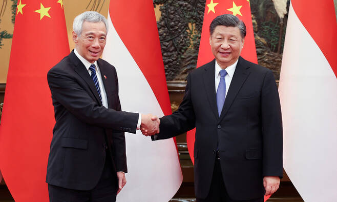 중국을 방문중인 리센룽 싱가포르 총리(왼쪽)가 지난 3월 31일 베이징 인민대회당에서 시진핑 중국 국가주석과 만나 악수하고 있다. 베이징=신화뉴스·연합뉴스