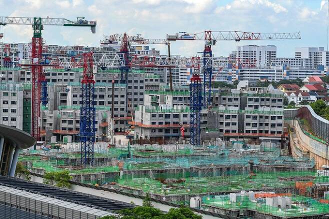 지난 3월 29일 싱가포르 도심에서 공공주택(HDB)이 건설되고 있는 모습. 싱가포르=AFP연합뉴스