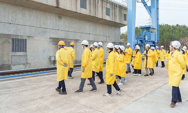 지난 3월 30일 경북 경주에 위치한 월성 원자력발전소 내 고준위방폐물 건식 저장시설을 둘러보는 기자단. 한국수력원자력 제공