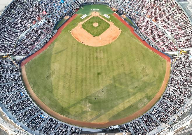 롯데와 두산 2023 프로야구 개막전이 열린 지난 1일 서울 잠실야구장에 관중이 가득 들어차 있다. 프로야구에는 최근 각종 악재가 쏟아졌으나 개막전이 열린 이날 전국 5개 구장 모두 매진을 기록했다. 2일에도 전국 5개 구장에 9만1495명 관중이 몰려 이틀 동안 19만6945명이 야구를 즐겼다. /연합뉴스