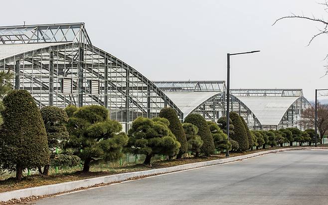 경기도 이천 소재 아가동산 안쪽의 외부인이 접근 불가능한 건물(왼쪽)에는 김기순의 거처와 공동식당 등이 모여 있다. 주변에는 유리온실 10채가 설치돼 있다. ⓒ시사저널 최준필