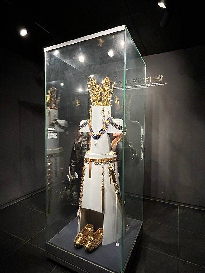 천마총 피장자가 착용한 유물 모습 (경주=연합뉴스) 김예나 기자 = 지난달 23일 찾은 경북 경주시 천마총에서 출토된 유물을 토대로 피장자가 착용한 모습이 전시된 모습. 실제 유물은 국립경주박물관이 소장하고 있으며 해당 유물은 복제한 것이다. 2023.4.3