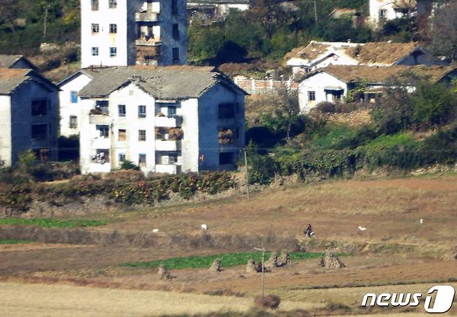 경기 김포시에서 바라본 북한 황해도 개풍군 일대 선전 마을. 2022.10.24/뉴스1 ⓒ News1 정진욱 기자