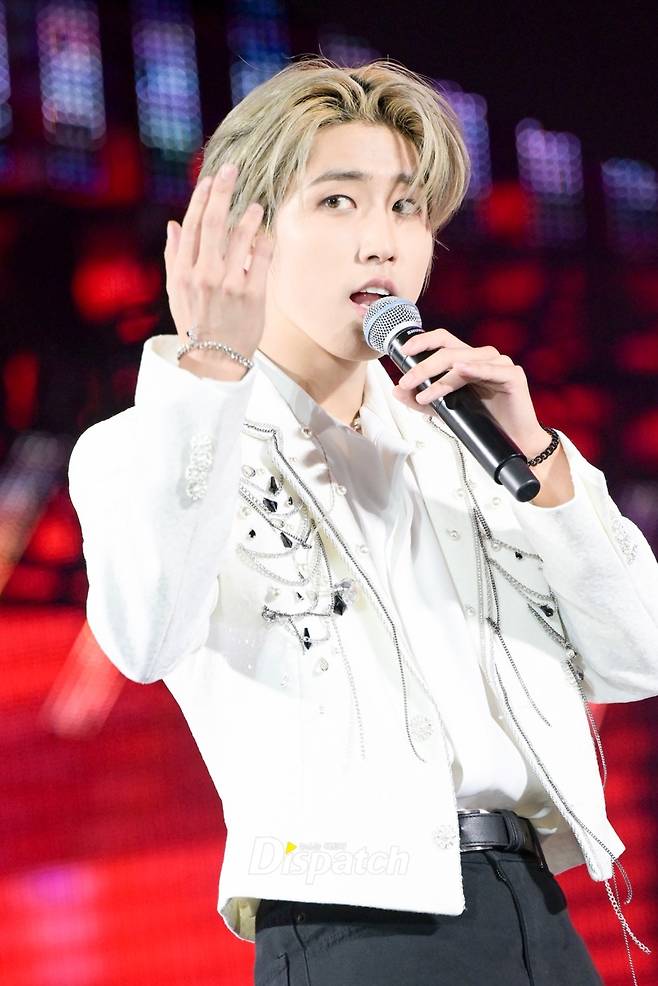 Stray Kids Han overwhelmed the LA stage with his earnest force.Stray Kids performed the final performance of their second World Tour MANIAC at Bank of California AT&T Stadium in Los Angeles on the 3rd (Korea time).Han boasted of his blond hair on the day. He stole his gaze with a young-looking visual. He led the scene with a gesture like a sword.Stray Kids delivered a powerful performance for 210 minutes, filling the vast AT&T Stadium with astute charm.The North American AT&T Stadium performance is the second record in K-pop boy group history. Stray Kids promised a new album and next tour.
