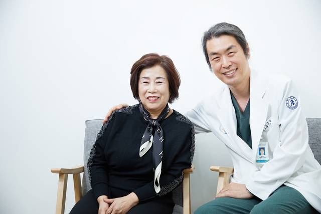 폐암을 이겨낸 문영자씨와 그의 주치의인 인하대병원 심장혈관흉부외과 김영삼 교수./사진=신지호 기자