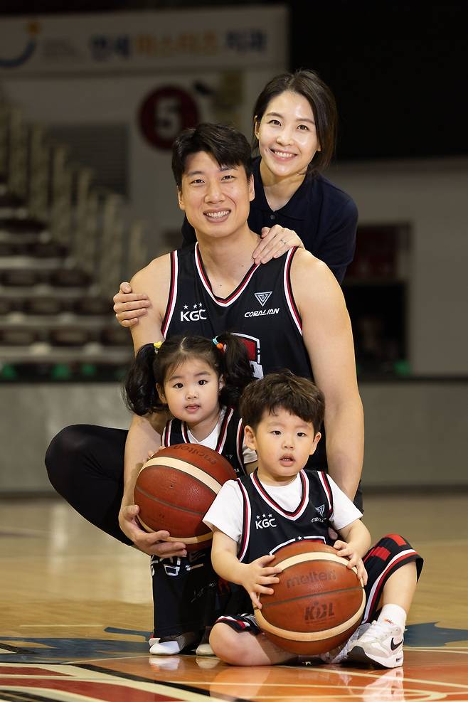 KGC인삼공사의 캡틴 양희종과 아내 김사란씨, 아들 태웅과 딸 세연. 김종호 기자